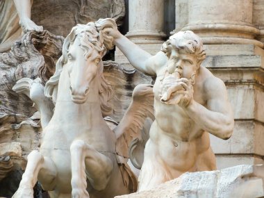 Trevi Fountain 'in yakın plan fotoğrafı. Triton heykeli uçan bir ata rehberlik ediyor. Fontana di Trevi, Roma, İtalya. Seçici odak ve gürültü dahil.