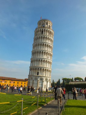 Tuscany, İtalya 'daki ünlü eğimli Pisa kulesi. Piazza dei Miracoli 'deki Pisa Kulesi. İtalya - 18 Temmuz 2013. Seçici odak ve gürültü dahil.