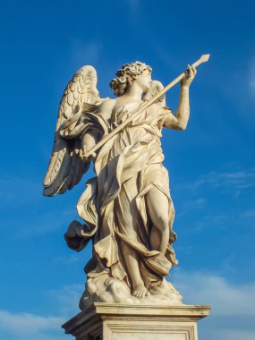 Saint Angel Köprüsü 'nde savaş mızrağı tutan güzel bir kutsal meleğin heykeli. Ponte Sant Angelo, mavi gökyüzü arka planında, Roma, İtalya. Gürültü ve tahıl dahil. Seçici odak.