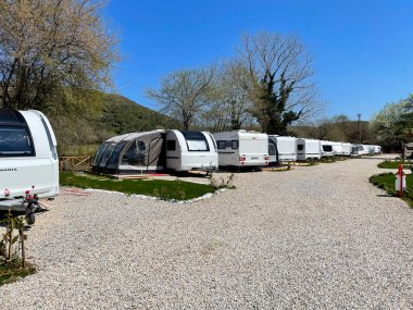 Arka arkaya seyahat karavanları olan bir karavan kampı. Riva, İstanbul, Türkiye - 04 Nisan 2022.