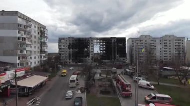 Borodyanka, Kyiv Bölgesi, Ukrayna, Nisan 2022: Borodyanka, Kyiv Bölgesi 'ndeki Rus askeri konut binası tarafından yok edildi. FPV insansız hava aracına ateş et
