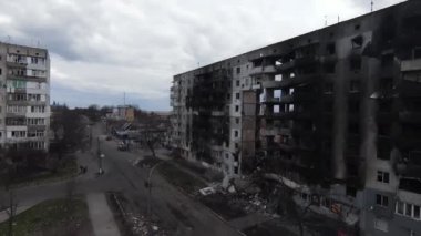 Borodyanka, Kyiv Bölgesi, Ukrayna, Nisan 2022: Borodyanka, Kyiv Bölgesi 'ndeki Rus askeri konut binası tarafından yok edildi. FPV insansız hava aracına ateş et