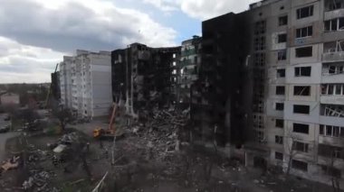 Borodyanka, Kyiv Bölgesi, Ukrayna, Nisan 2022: Borodyanka, Kyiv Bölgesi 'ndeki Rus askeri konut binası tarafından yok edildi. FPV insansız hava aracına ateş et