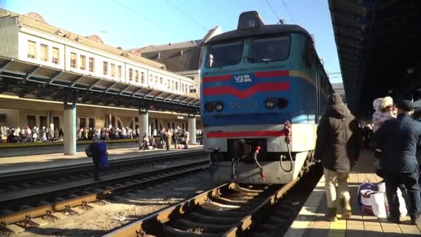 Kyiv Ukraine April 2022 Train Stands Platform Station Kyiv People — Stock Video