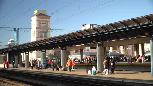 Kiev Ucrânia Abril 2022 Trem Está Plataforma Estação Kiev Pessoas — Vídeo de Stock