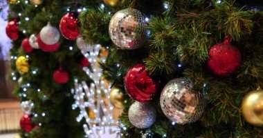 Beyaz kar tanesi rengarenk parlak mücevherler süsleme balosu süslemeli Noel ağacı. Tatil kış xmas mutlu yeni yıl festivali dekorasyonu. Noel ağacında kar tanesi topu. Mutlu Noeller.
