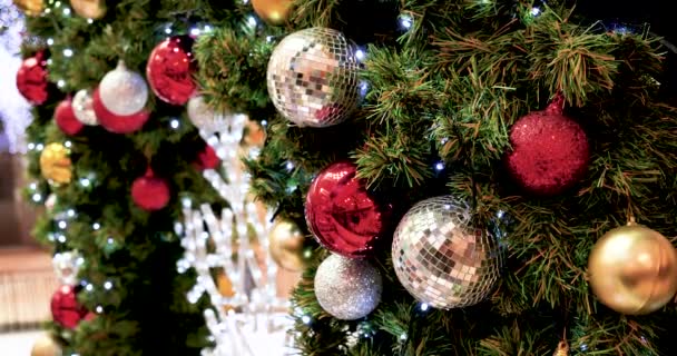 Πολύχρωμα Λαμπερά Στολίδια Μπάλα Στολίδι Διακοσμημένο Χριστουγεννιάτικο Δέντρο Στις Διακοπές — Αρχείο Βίντεο