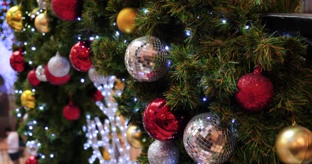休日の冬のクリスマスのクリスマスツリーを飾るカラフルな輝くボールの装飾ボールは 新年のお祭りのお祝いをお祝いします クリスマスツリーの赤 銀のボール メリークリスマスお正月 — ストック動画