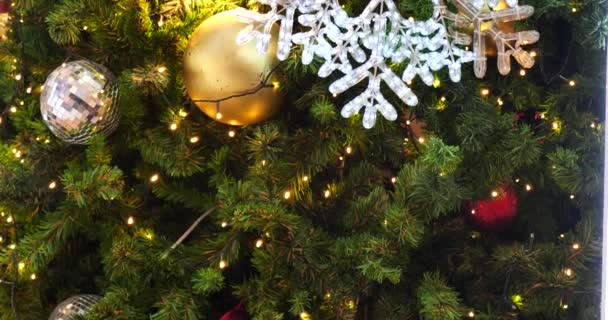 白色雪花晶莹晶莹的波布装饰球装饰着圣诞树 圣诞佳节佳节装饰品 圣诞树上的雪花球圣诞快乐装饰 — 图库视频影像