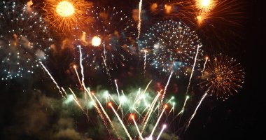 Renkli canlı Havai fişekler yeni yıl dönümünü kutluyor. 2022, 4 Temmuz bayram festivali. Ulusal bayramı kutlamak için gece vakti renkli havai fişekler. Geri sayım Yeni Yıl 2022 Parti Zamanı