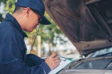 Otomotiv merkezindeki tamirci oto tamirhanesinde. Teknisyen atölyesi motor tamir araçları makine mühendisliği işi. Otomobil tamircisi eller araba tamir teknisyeni