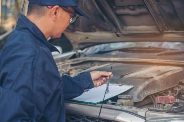 Otomotiv merkezindeki tamirci oto tamirhanesinde. Teknisyen atölyesi motor tamir araçları makine mühendisliği işi. Otomobil tamircisi eller araba tamir teknisyeni