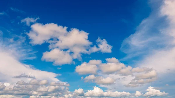 Modrá Obloha Nadýchané Bílé Mraky Letní Sezóně Jasné Panorama Krásným — Stock fotografie