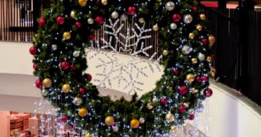 Beyaz kar tanesi rengarenk parlak mücevherler süsleme balosu süslemeli Noel ağacı. Tatil kış xmas mutlu yeni yıl festivali dekorasyonu. Noel ağacında kar tanesi topu. Mutlu Noeller.