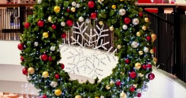 Beyaz kar tanesi rengarenk parlak mücevherler süsleme balosu süslemeli Noel ağacı. Tatil kış xmas mutlu yeni yıl festivali dekorasyonu. Noel ağacında kar tanesi topu. Mutlu Noeller.