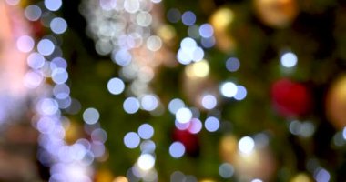 Oditoryum salonunda yapılacak Noel festivali partisi için arka plan bulanıklığı. Konferans izleyicileri rafta ürünleri sunuyor. Fotokopi alanı şablon pankartı ile soyut bulanık arkaplan
