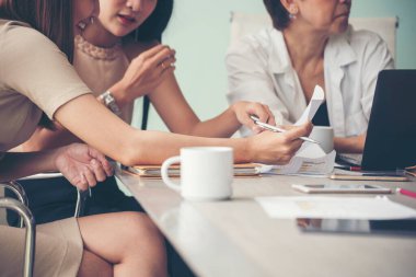 Çok ırklı iş adamlarından oluşan bir grup konferans salonunda iş dünyası grafiği ve grafiği üzerinde fikir alışverişinde bulunuyor. Çok Kültürlü Takım Çalışması, iş ortakları ve güven ortakları bir araya gelecek.