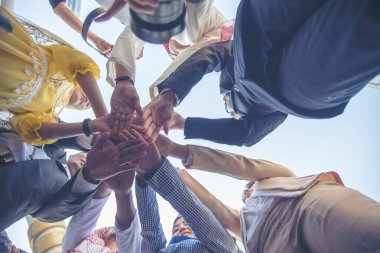 Çok ırklı çok ırklı ortaklar bir araya gelerek çok ırklı insanlarla el ele tutuşuyor. Çeşitlilik insanların elleri güçlendirir ortaklık ekipleri gönüllü toplulukla bağlantı kurar