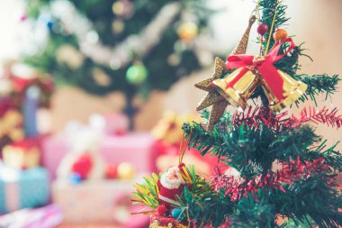 Noel ağacı süslemeli Noel Noel Xmas kutlaması hediyesi aile süsü olarak konforlu oturma odasında altın top ile süslenmiştir. Mutlu Noeller ve mutlu yeni yıl festivali geleneksel konsepti