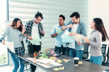 Bir grup iş adamı evrak işlerini bitirdiler ve mutlulukla dans ettiler. Çeşitli insanlar dans ediyor, eğleniyor, eğleniyor, terfi alıyor ve iyi haberler veriyor. Dostum kameraya bak, mutlu dans ediyor.