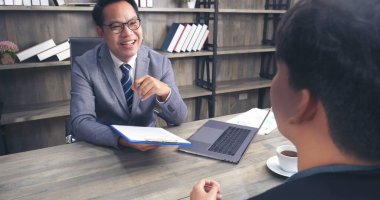 İnsan Kaynakları İK memurunun iş görüşmesi. Yeni çalışanın gülümseyen yüzüyle ofiste tokalaşması. İnsan Kaynakları Müdürü 'nün sorgulama özgeçmişi, yüz yüze. İş Görüşmesi Konsepti