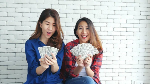 Щаслива Молода Азіатка Тримає Доларові Гроші Кидає Повітря Святкує Щасливий — стокове фото