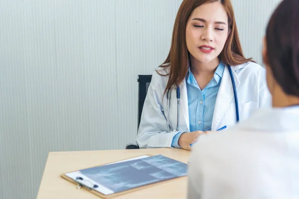 Two Asian Women Doctors Discuss Meeting Doctor Office Medical Clinic — Stock Photo, Image