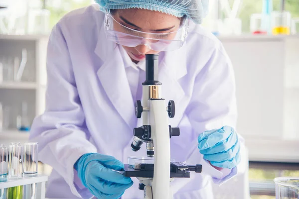 Женщина Учёный Лаборатории Изучает Научный Микроскоп Медицинский Тест Химию Биологии — стоковое фото