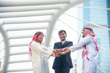 Çok ırklı Mutlu Ortaklar el ele tutuşuyor. Çok ırklı tebessüm grubundan insanlar el ele verip el ele tutuşuyorlar. Güçlendirme ortaklık ekiplerine katılan çeşitli insanlar gönüllü bağlantı kuruyor