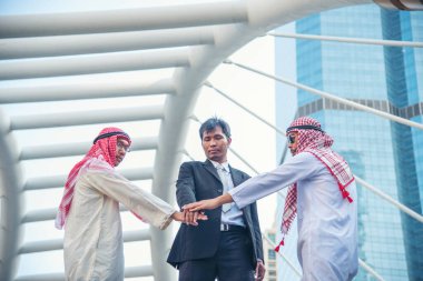 Çok ırklı Mutlu Ortaklar el ele tutuşuyor. Çok ırklı tebessüm grubundan insanlar el ele verip el ele tutuşuyorlar. Güçlendirme ortaklık ekiplerine katılan çeşitli insanlar gönüllü bağlantı kuruyor