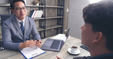 İnsan Kaynakları Müdürlüğü 'ne iş başvurusunda bulunan iş dünyası firması adaylarıyla iş görüşmesi yapan HR çalışanları özgeçmişlerini özet geçtiler. Kelle avcısı ve başvuru sahibi ile iş görüşmesi