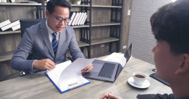 İnsan Kaynakları İK memurunun iş görüşmesi. Yeni çalışanın gülümseyen yüzüyle ofiste tokalaşması. İnsan Kaynakları Müdürü 'nün sorgulama özgeçmişi, yüz yüze. İş Görüşmesi Konsepti