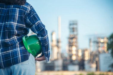 İnşaat işçisi kadın inşaat sektöründe güvenlik önlüğü takıyor. Sıkı kasklı inşaat mühendisi kadın mühendis. Kadın inşaat mühendisi konsepti