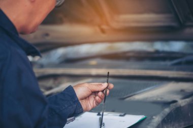 Otomotiv merkezindeki tamirci oto tamirhanesinde. Teknisyen atölyesi motor tamir araçları makine mühendisliği işi. Otomobil tamircisi eller araba tamir teknisyeni