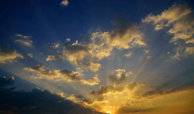 Manzarası dramatik güzel gün batımı gökyüzü. Doğal Günbatımı Karanlık Diyar 'ın gölgesinde. Kırsal kesimde gün batımında, şafakta, gün doğumunda canlı, dramatik bir gökyüzü. Gün batımında manzara Renkli Gökyüzü