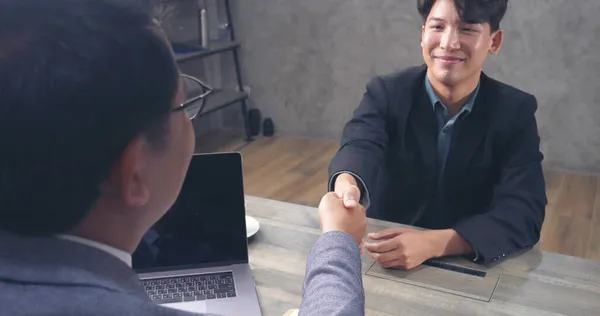 Asiatisk Manskollega Vänskapsmöte Jobbet Lycka Två Män Kollega Arbetar Tillsammans — Stockfoto