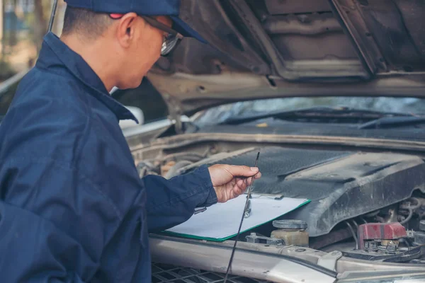 Mechanik Auto Servis Auto Garáž Automobilovém Mobilním Centru Technik Dílna — Stock fotografie