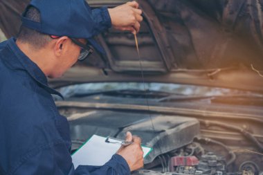 Otomotiv merkezindeki tamirci oto tamirhanesinde. Teknisyen atölyesi motor tamir araçları makine mühendisliği işi. Otomobil tamircisi eller araba tamir teknisyeni