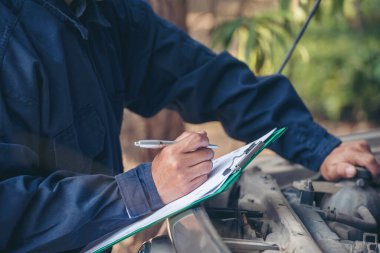 Otomotiv merkezindeki tamirci oto tamirhanesinde. Teknisyen atölyesi motor tamir araçları makine mühendisliği işi. Otomobil tamircisi eller araba tamir teknisyeni