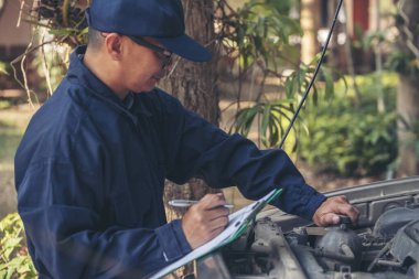 Otomotiv merkezindeki tamirci oto tamirhanesinde. Teknisyen atölyesi motor tamir araçları makine mühendisliği işi. Otomobil tamircisi eller araba tamir teknisyeni