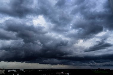 Dramatik kara fırtına yağmuru kara gökyüzünü bulutlandırıyor. Kara fırtına bulutlu yağmurlu atmosfer. Meteoroloji tehlikesi fırtına iklimi felakete çevirir. Kara bulutlu fırtına felaketi kasvetli gri bulut gökyüzü