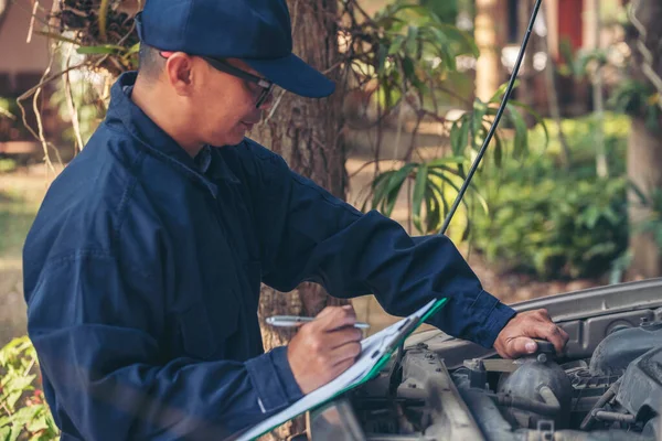 Otomotiv merkezindeki tamirci oto tamirhanesinde. Teknisyen atölyesi motor tamir araçları makine mühendisliği işi. Otomobil tamircisi eller araba tamir teknisyeni