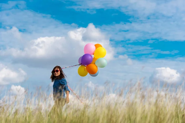 Vrolijk Schattig Meisje Houden Ballonnen Lopen Groene Weide Witte Wolk — Stockfoto