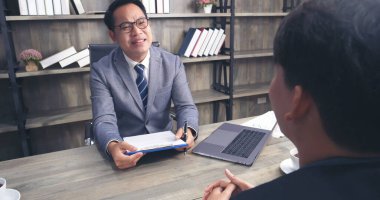 İşadamı akıl hocası ofis masasında takım lideri patronluk taslayan yönetici olarak çalışıyor. İki iş adamı birlikte konuşuyor ve yeni proje planlama bürosu toplantı odasına başlıyorlar. İş adamı tartışır, planlar yapar