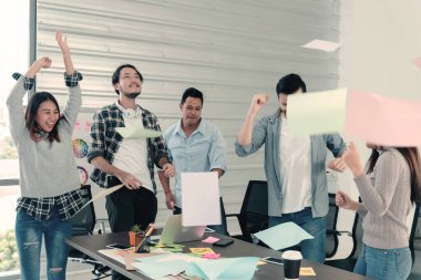 Bir grup iş adamı evrak işlerini bitirdiler ve mutlulukla dans ettiler. Çeşitli insanlar dans ediyor, eğleniyor, eğleniyor, terfi alıyor ve iyi haberler veriyor. Dostum kameraya bak, mutlu dans ediyor.