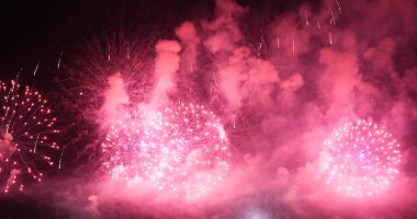 Havai fişekler yıldönümünü kutluyor. Mutlu yıllar 2022, 4 Temmuz bayram festivali. Ulusal bayramı kutlamak için gece vakti renkli havai fişekler. Yeni yıla geri sayım 2022 Parti zamanı etkinliği.