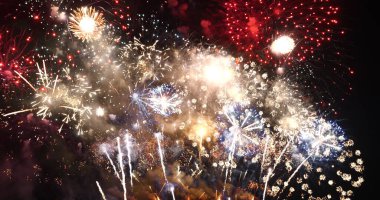 Altın Havai fişekler yeni yıl yıldönümünü kutluyor. 4 Temmuz bayram festivali 2022. Gece vakti havai fişekler ulusal bayramı kutluyor. Yeni yıla geri sayım 2022 altın parti zamanı etkinliği