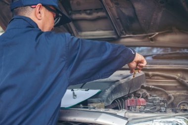 Otomotiv merkezindeki tamirci oto tamirhanesinde. Teknisyen atölyesi motor tamir araçları makine mühendisliği işi. Otomobil tamircisi eller araba tamir teknisyeni
