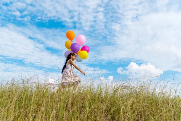 Menina Bonito Alegre Segurando Balões Correndo Nuvem Branca Prado Verde — Fotografia de Stock