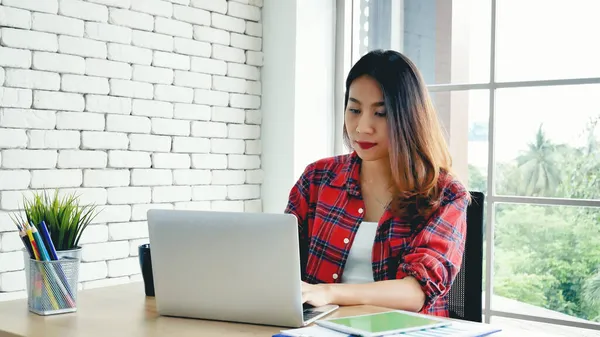 Щаслива Азіатка Працює Вдома Користуючись Онлайн Зібранням Ноутбуків Себе Вдома — стокове фото